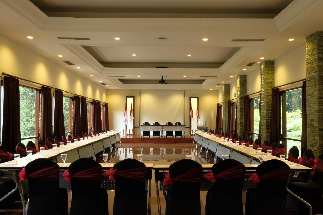The Grand Hill Resort-Hotel Puncak Esterno foto