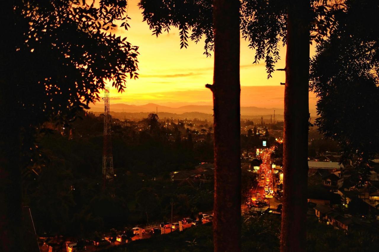 The Grand Hill Resort-Hotel Puncak Esterno foto
