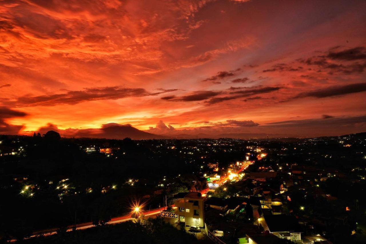 The Grand Hill Resort-Hotel Puncak Esterno foto